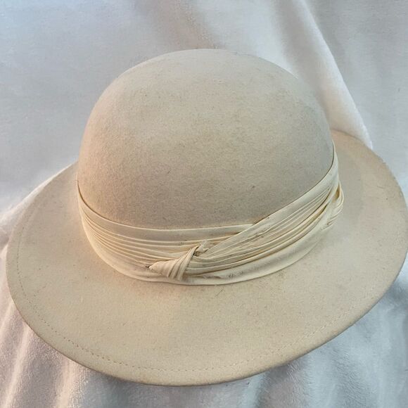 Vintage Cream Felted 1960s Ladies’ Hat - Picture 9 of 14